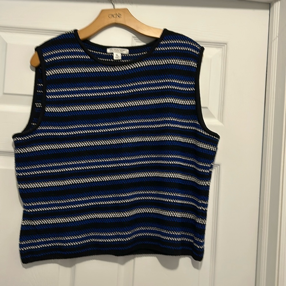 St. John Sport XL sleeveless top